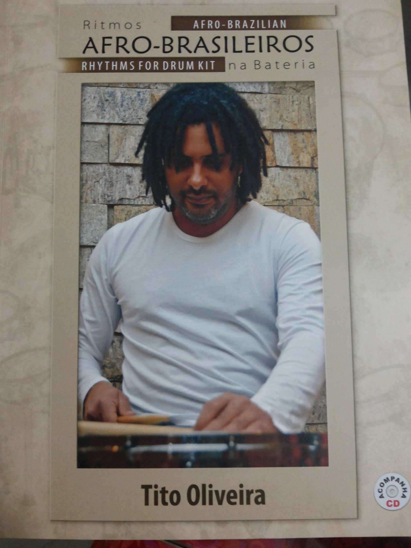 “Ritmos afro-brasileiros na Bateria” de Tito Oliveira